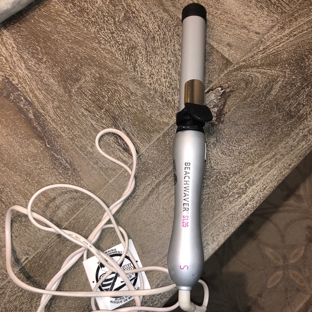 Beachwaver curling iron. Only used a few times.